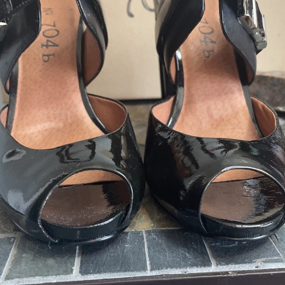 No. 704B Reneh Black Leather & Patent heels - Picture 4 of 10